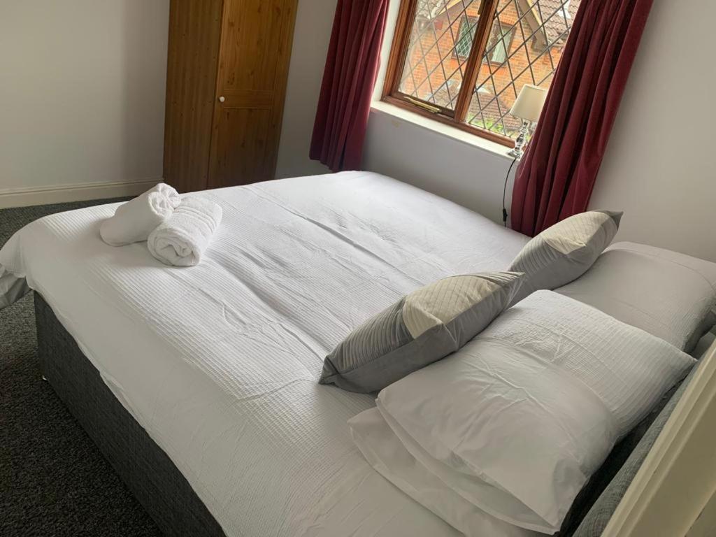 Big 5 Bedroom House In Biddenham With 3 Bathrooms Buitenkant foto