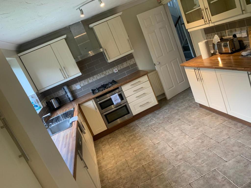 Big 5 Bedroom House In Biddenham With 3 Bathrooms Buitenkant foto
