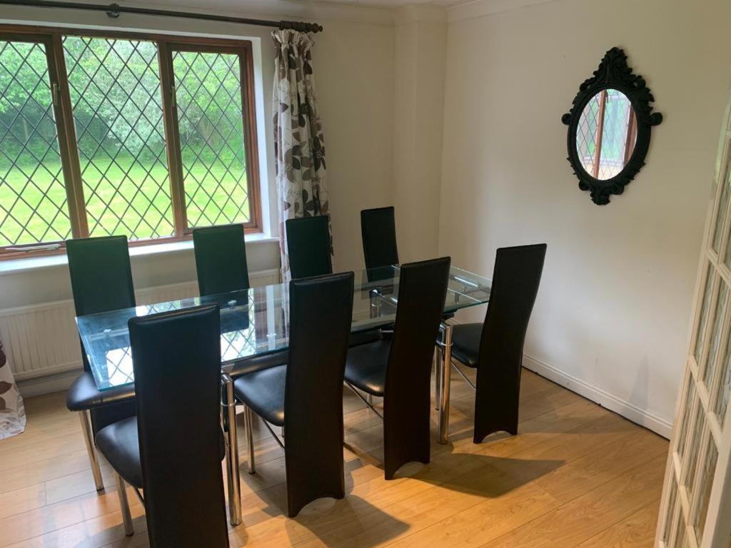 Big 5 Bedroom House In Biddenham With 3 Bathrooms Buitenkant foto